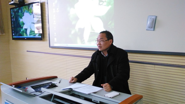 [小]   4月15日,郎溪中学在录播教室举行说课专题讲座,张青老师进行